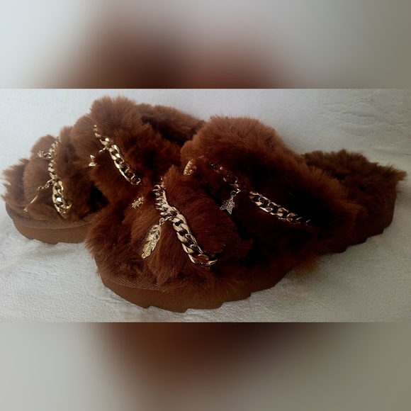 Wild Pair Paiyge Cozy Platform Slide Faux Fur Sandals Gold Chain Charm US 6.5 - Picture 3 of 14